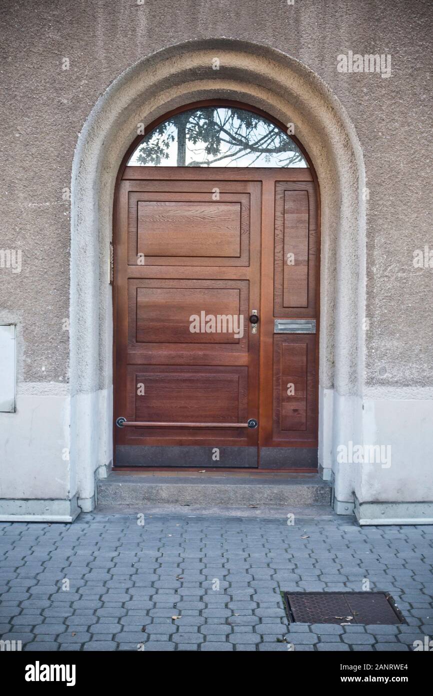 Moderne braune Holztür Stockfoto