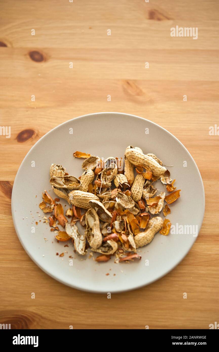 Platte mit Erdnüssen Schalen, nachdem die Muttern gegessen Stockfoto