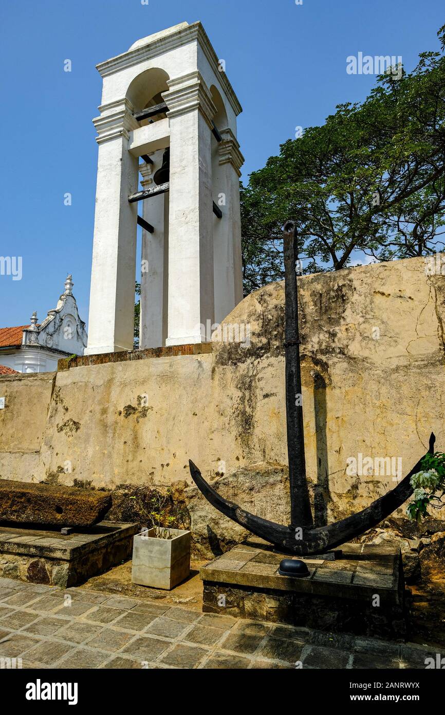 Kleiner weiß getünchter Kirchturm im Maritime Museum in der Galle Forte. Er wird zur Tsunami-Warnung verwendet. Galle, Sri Lanka. Stockfoto