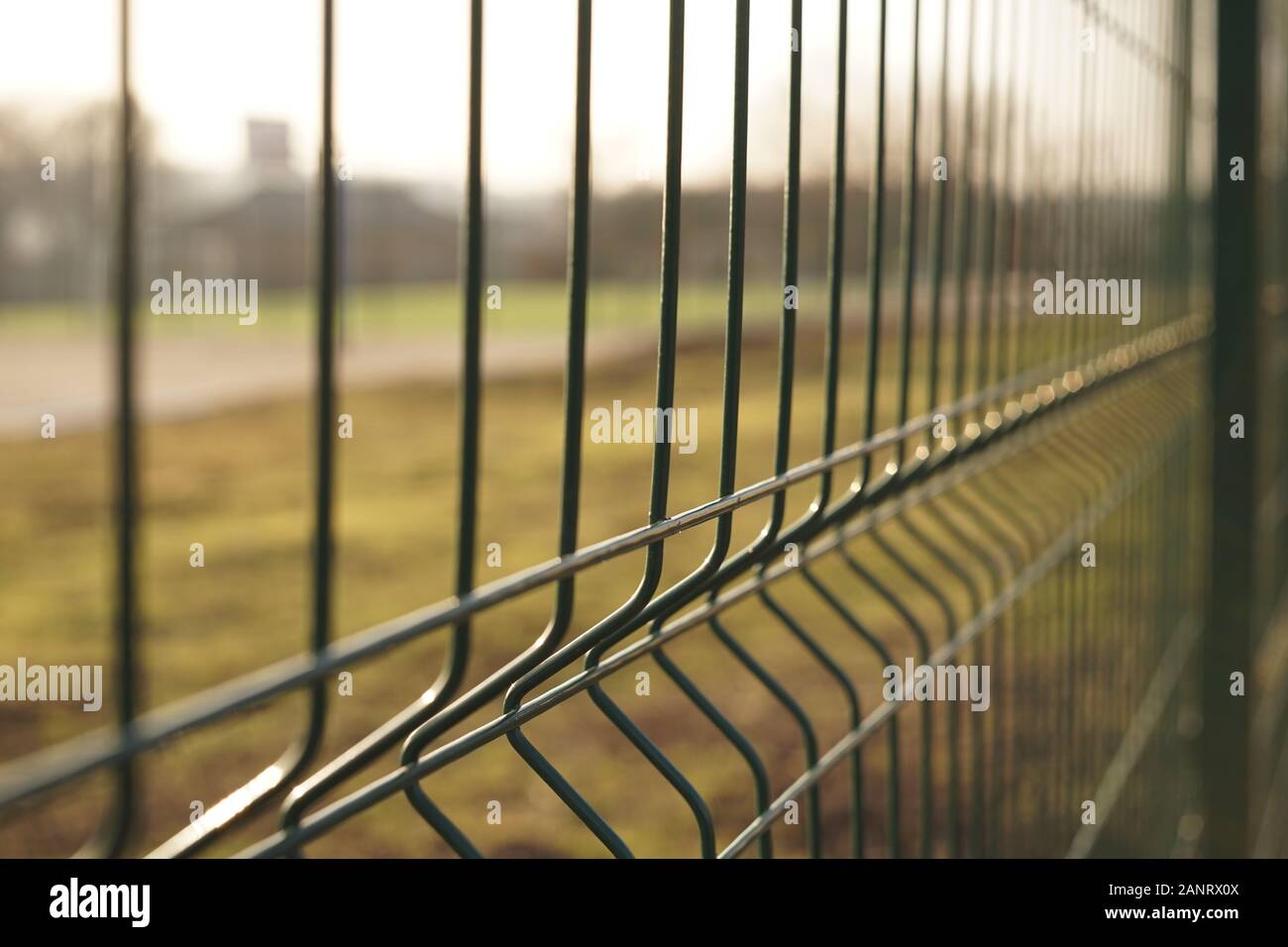 Neue Green Grid Zaun closeup, perspektivische Ansicht, selektive konzentrieren. Stockfoto