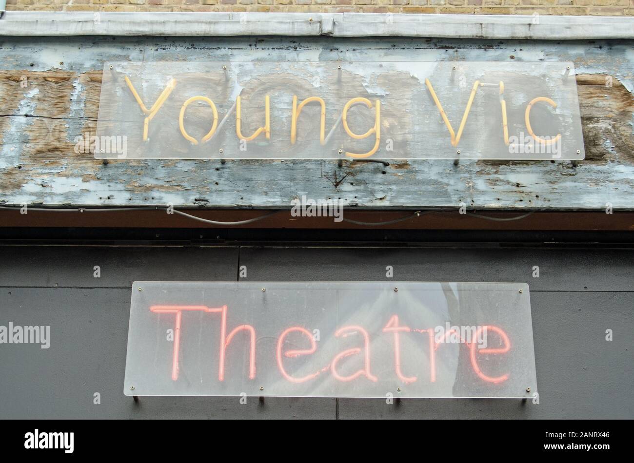 London, Großbritannien - 20 Juli, 2019: Neon für den berühmten Young Vic Theatre in der Waterloo Stadtteil Lambeth, London beleuchtet. Stockfoto