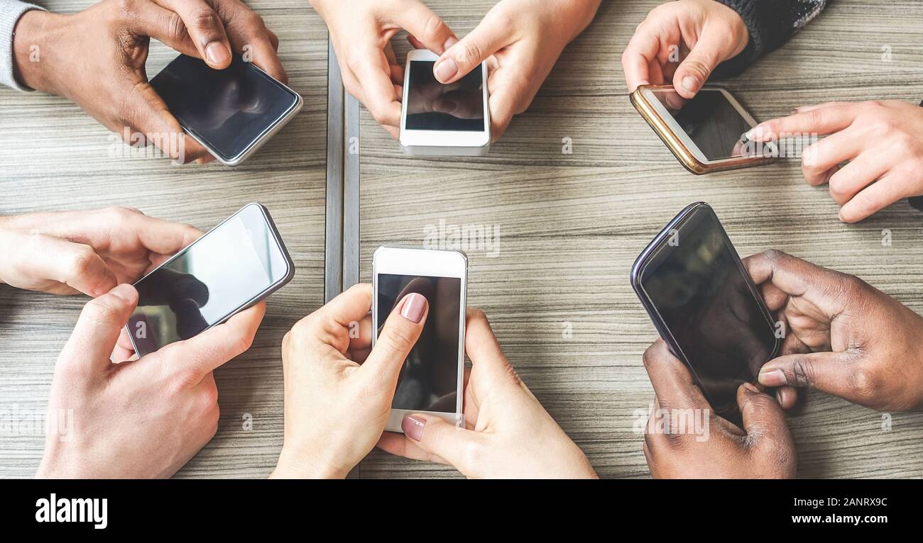 Gruppe von Freunden Spaß zusammen mit Smartphones - Nahaufnahme von Händen social networking mit Mobile cellphones - Wlan Menschen kreative angeschlossen Stockfoto