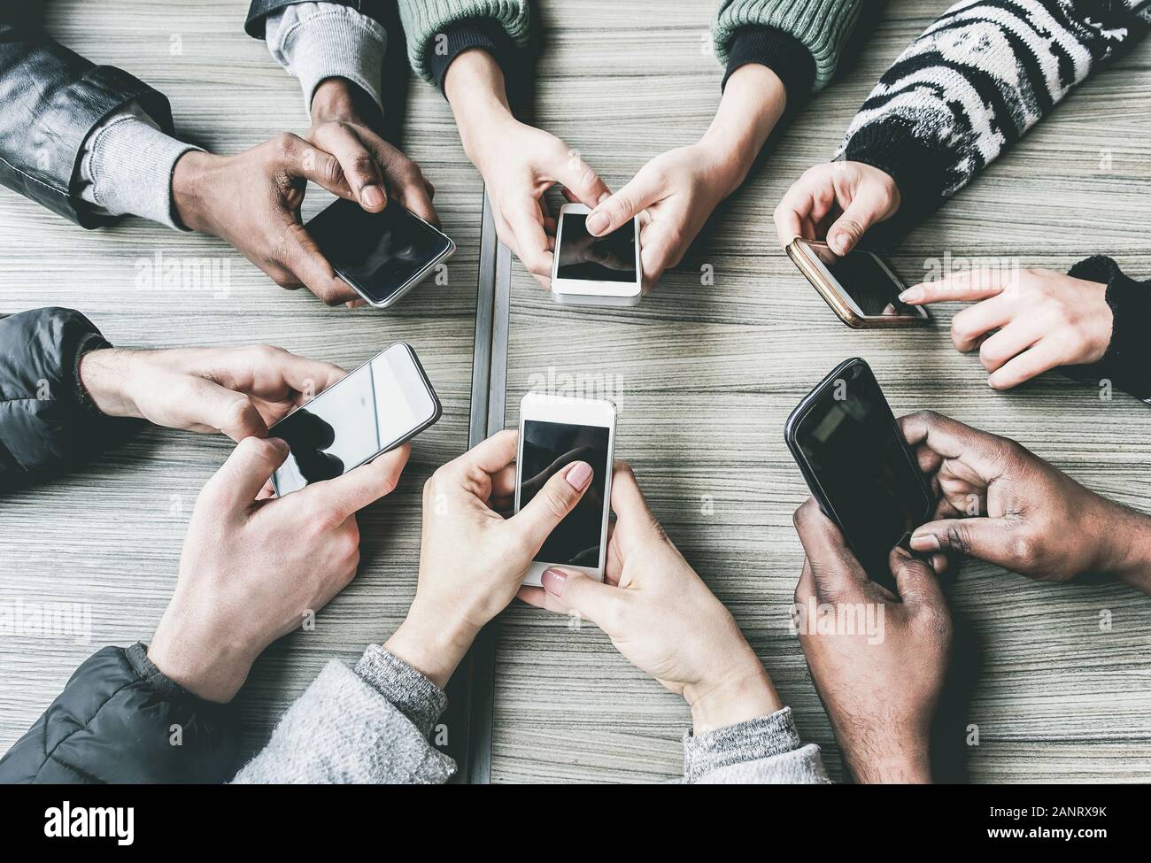 Eine Gruppe von Freunden, die zusammen mit Smartphones Spaß haben - Nahaufnahme von Hands Social Networking mit Mobiltelefonen - Technologie- und Telefonsuchkonzept Stockfoto