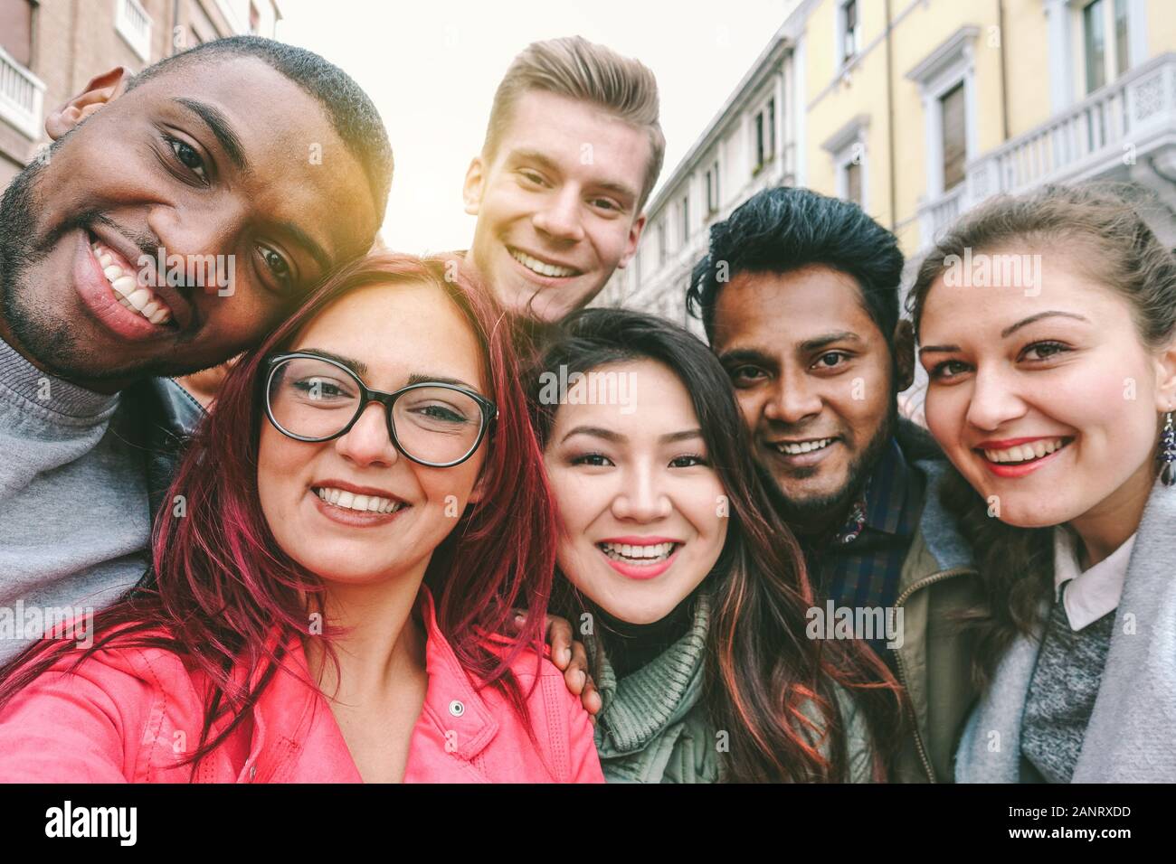 Fröhliche Freunde aus verschiedenen Kulturen und Rassen bringen selfie mit Hintergrundbeleuchtung - Jugend- und Freundschaftskonzept mit gemeinsam lustigen Jugendlichen - Stockfoto