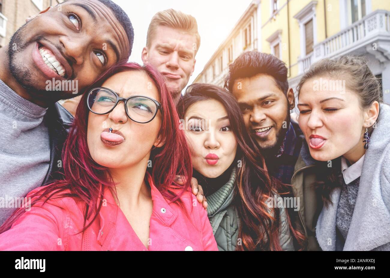 Fröhliche Freunde aus verschiedenen Kulturen und Rassen, die selfie dabei haben, lustige Gesichter zu machen - Jugend, Jahrtausende Generation und Freundschaftskonzept mit Jugendlichen Stockfoto