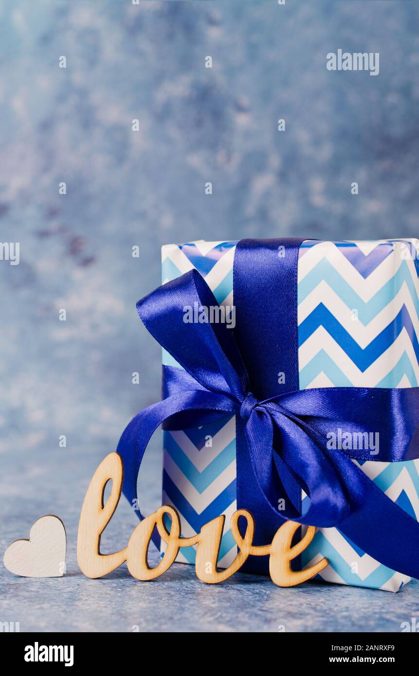 Geschenkbox und die Inschrift Liebe auf blauem Hintergrund. Geschenke für  Männer. Grußkarten zum Valentinstag, Vatertag oder Geburtstag  Stockfotografie - Alamy