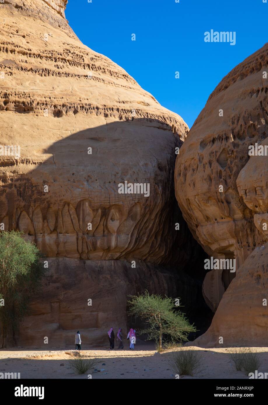 Touristen in al-Diwan in Jebel Ithlib, Al Madinah Province, Alula, Saudi-Arabien Stockfoto