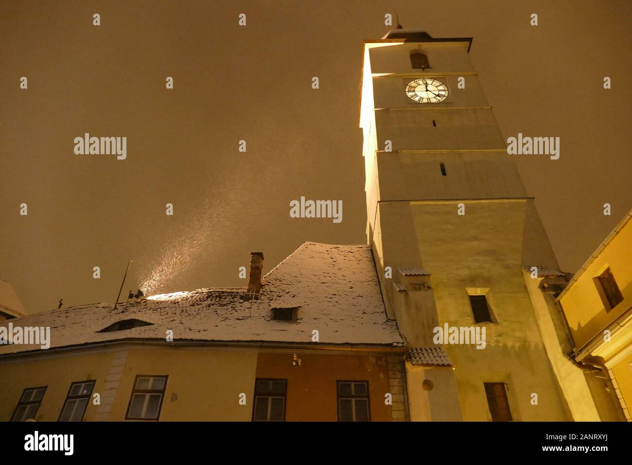 Eine verschneite, verschneite Nachtszene aus der schönen siebenbürgischen Stadt Sibiu. Bild von: Adam Alexander Stockfoto