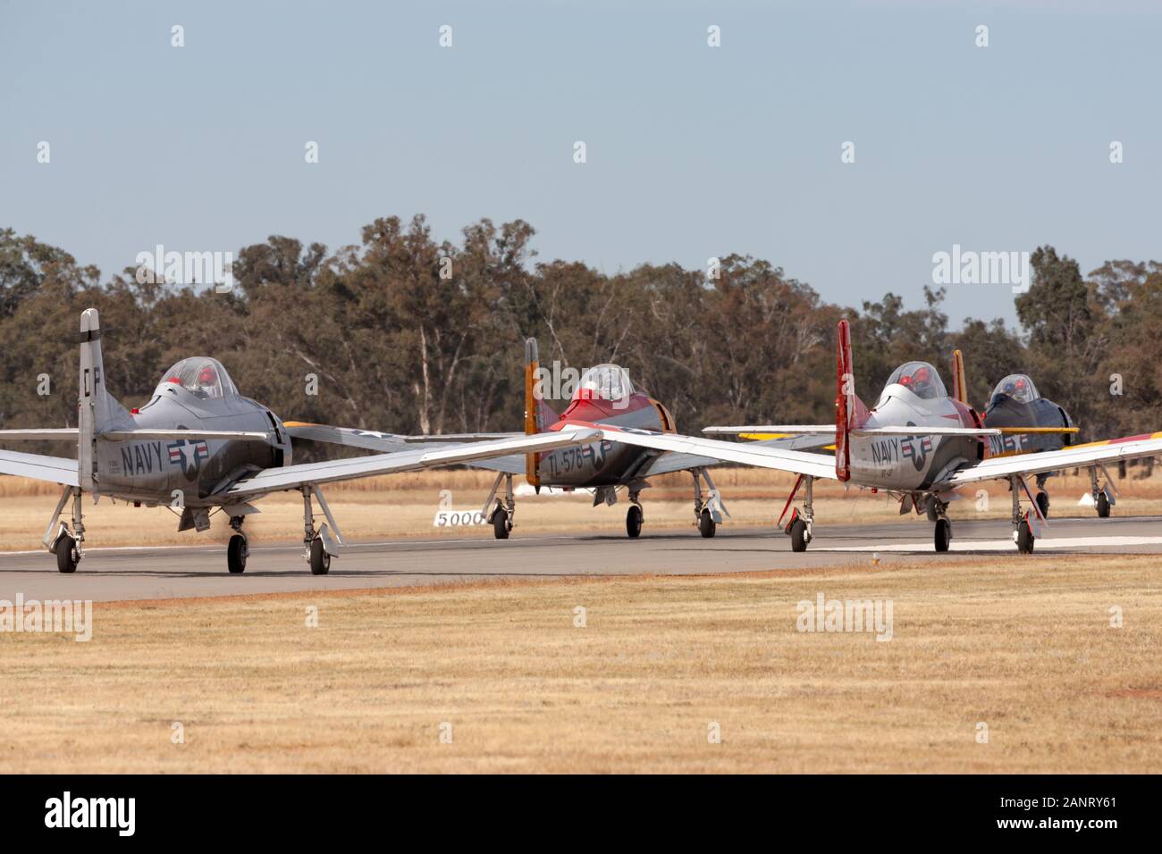 Vier North American T-28 Trojan Flugzeuge, die einst für die Pilotenausbildung durch die Vereinigten Staaten Military Line up auf einer Startbahn verwendet. Stockfoto