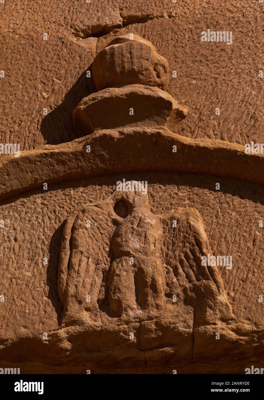 Adler geschnitzt auf eine nabatäische tombsin al-Hijr archäologische Stätte in Madain Saleh, Al Madinah Province, Alula, Saudi-Arabien Stockfoto