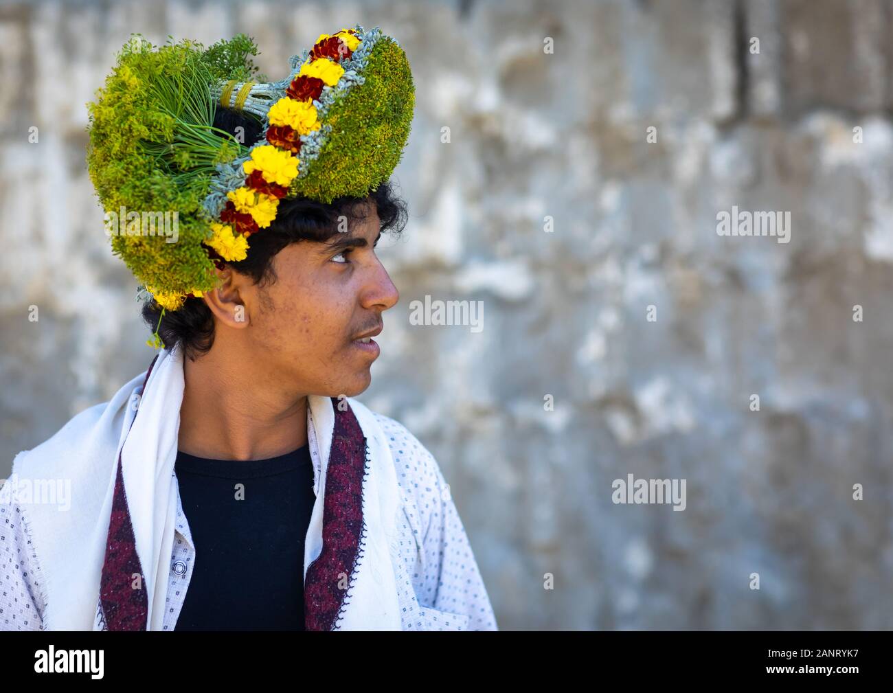 Porträt einer Blume Mann mit einem floralen Krone auf dem Kopf, Provinz Jizan Addayer, Saudi-Arabien Stockfoto