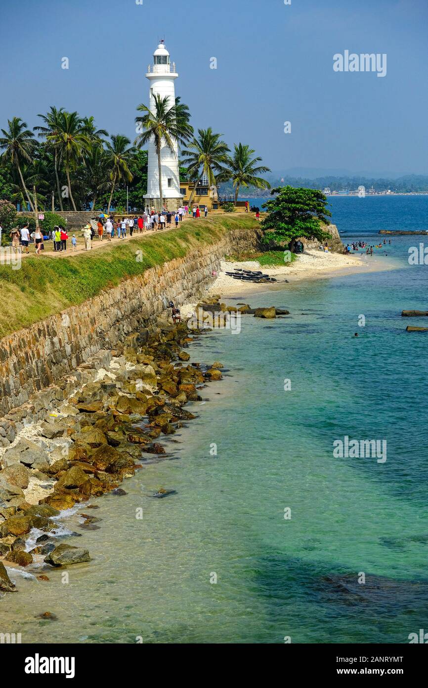 Galle, Sri Lanka - Januar 2020: Touristen, die am 15. Januar 2020 in Gal durch die Wände des Galle Fort in der Nähe des Leuchtturms und der Meeran-Moschee spazieren Stockfoto