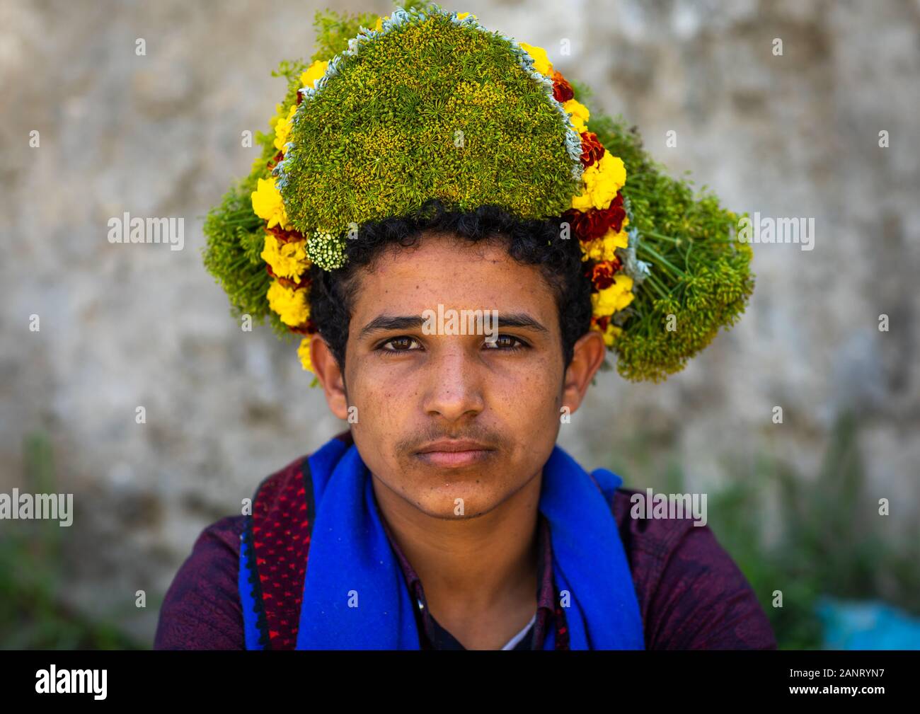 Porträt einer Blume Mann mit einem floralen Krone auf dem Kopf, Provinz Jizan Addayer, Saudi-Arabien Stockfoto