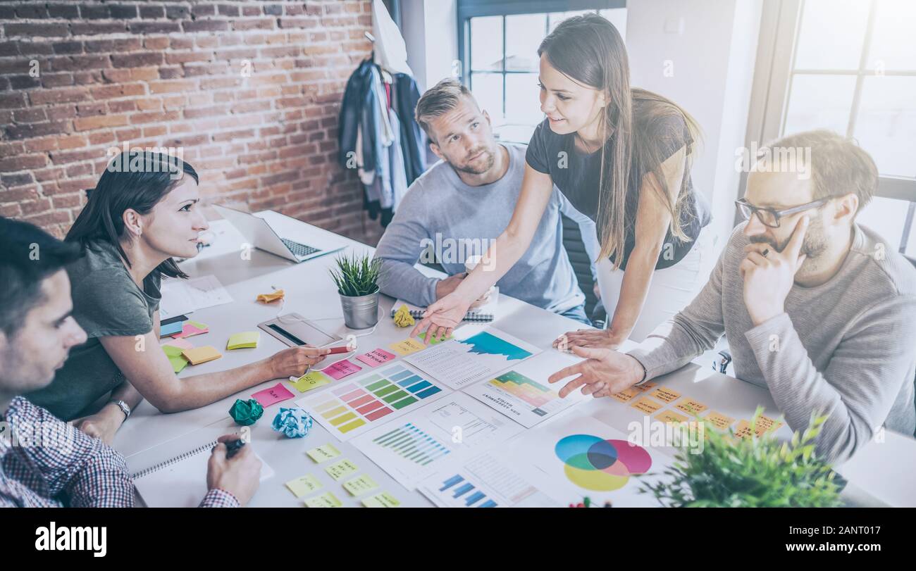 Business Leute, die im Büro und Post-it Notizen Idee zu teilen. Brainstorming Konzept. Haftnotiz auf einer Glaswand. Stockfoto
