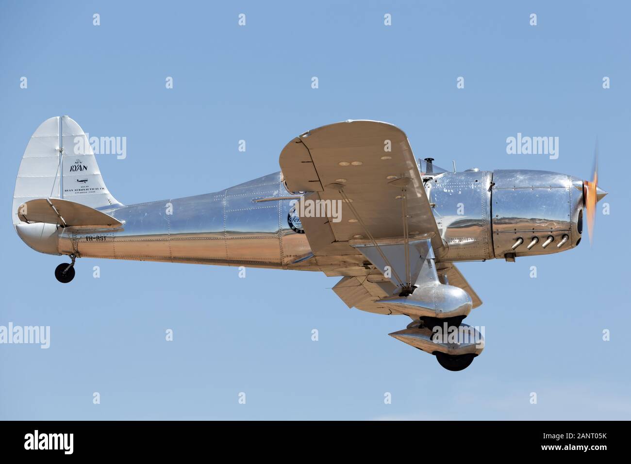 Jahrgang 1940 Ryan ST-M Flugzeug VH-rsy Ansatz bei Zittau Flughafen zu landen. Stockfoto