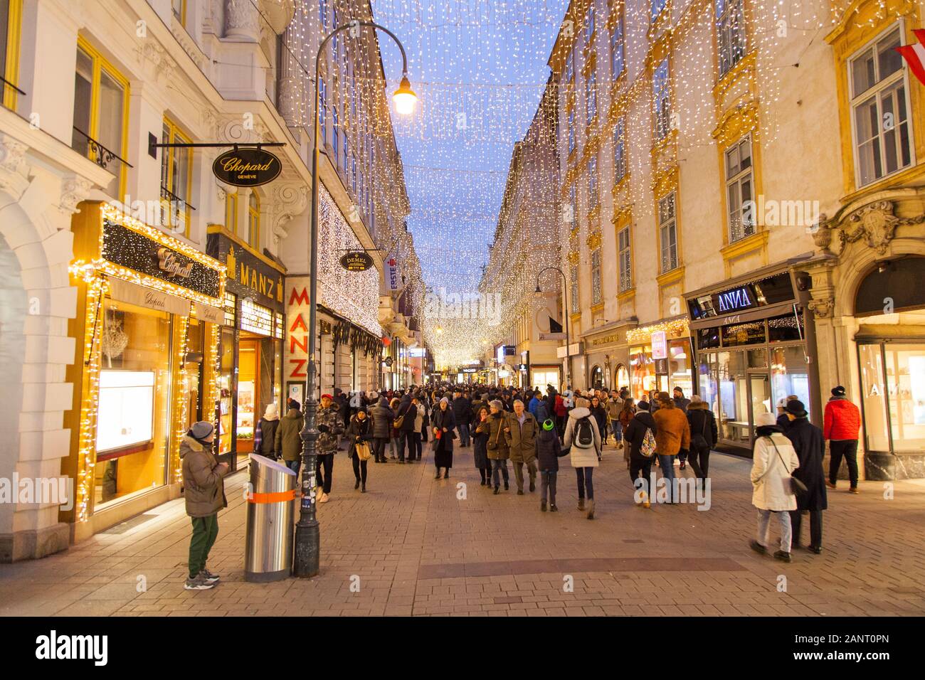 Weihnachtsbeleuchtung auf dem Kohlmarkt. Wien, Österreich. Stockfoto