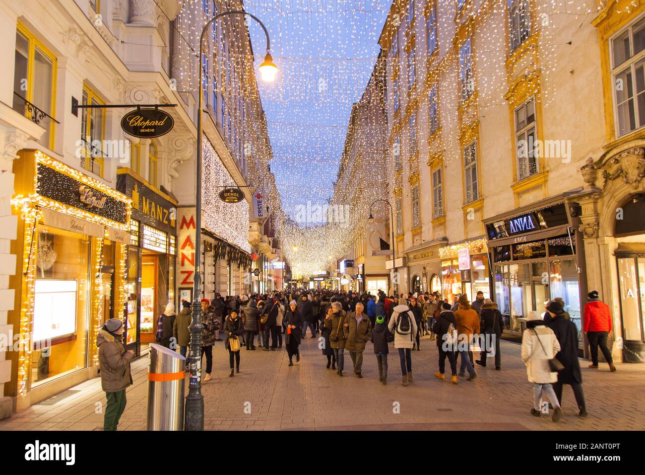 Weihnachtsbeleuchtung auf dem Kohlmarkt. Wien, Österreich. Stockfoto