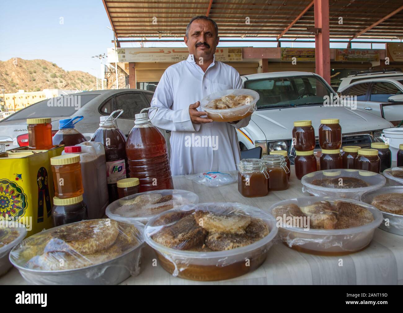 Porträt einer saudi-mann Verkauf von Waben und Honig, die in einem Markt Asir Provinz, Rijal Alma, Saudi-Arabien Stockfoto