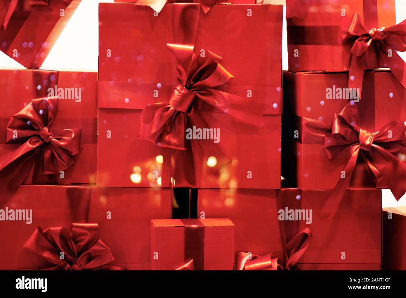 Leuchtend rote Boxen stehen auf der jeweils anderen. Das Konzept der 14. Februar ist Valentinstag. Close Up. Stockfoto