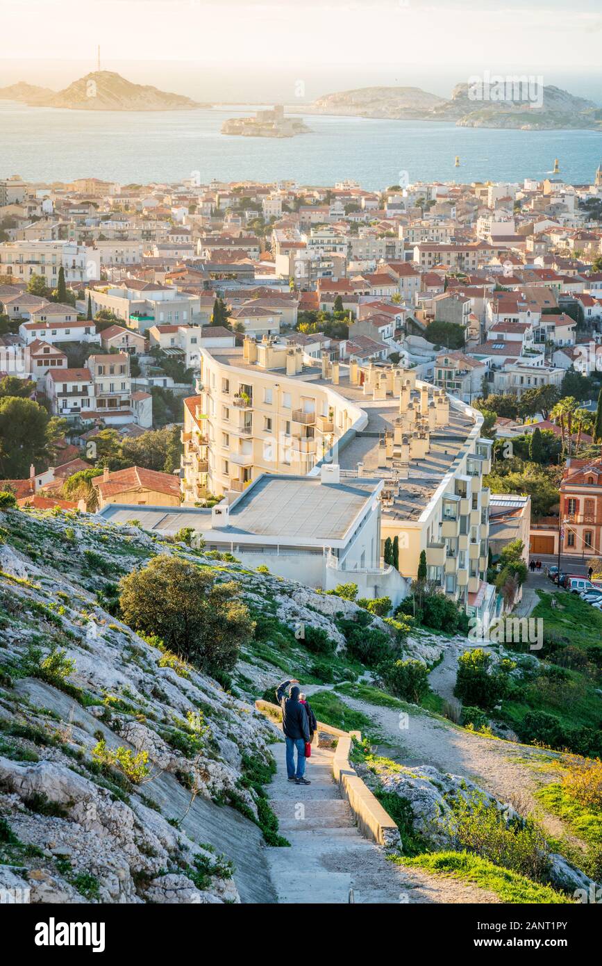 Marseille vertikale Stadtlandschaft mit Leuten, die bei Sonnenuntergang auf Frioul-inseln in Marseille Frankreich Stockfoto