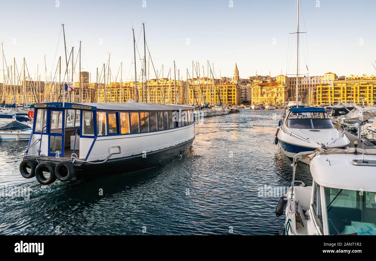 Marseille Vieux Port oder den Blick auf den alten Hafen mit Fähre Überfahrt auf dem Rathaus in Marseille Frankreich Stockfoto