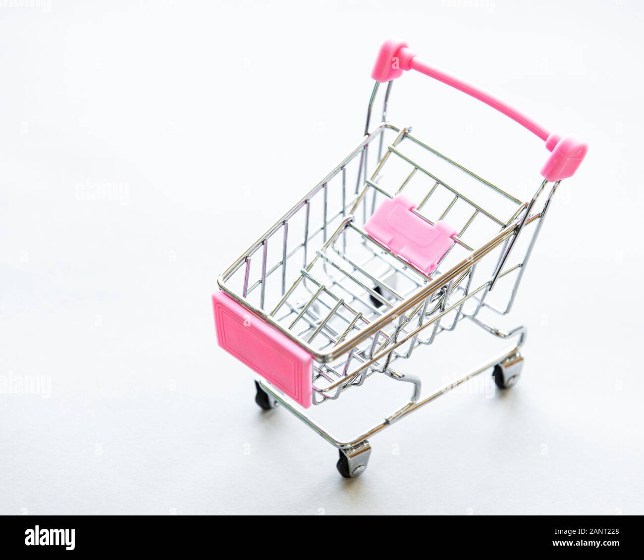 Kleiner Supermarkt Lebensmittelgeschäft Push Cart für Shopping auf weißem Hintergrund. Stockfoto