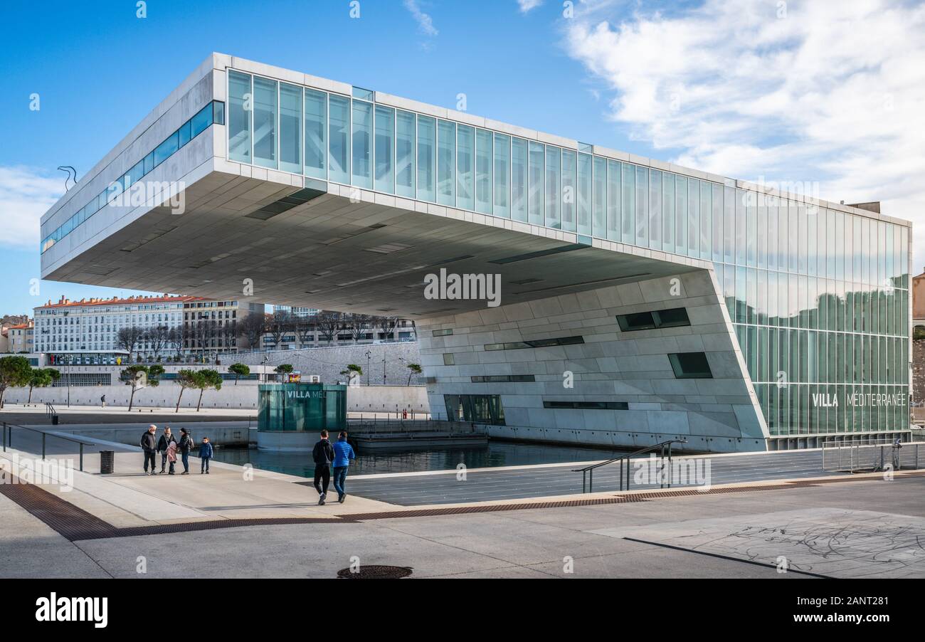 Marseille, Frankreich, 27. Dezember 2019: Villa Mediterranee Gebäude ein modernes Kulturzentrum und Menschen in Marseille Frankreich Stockfoto