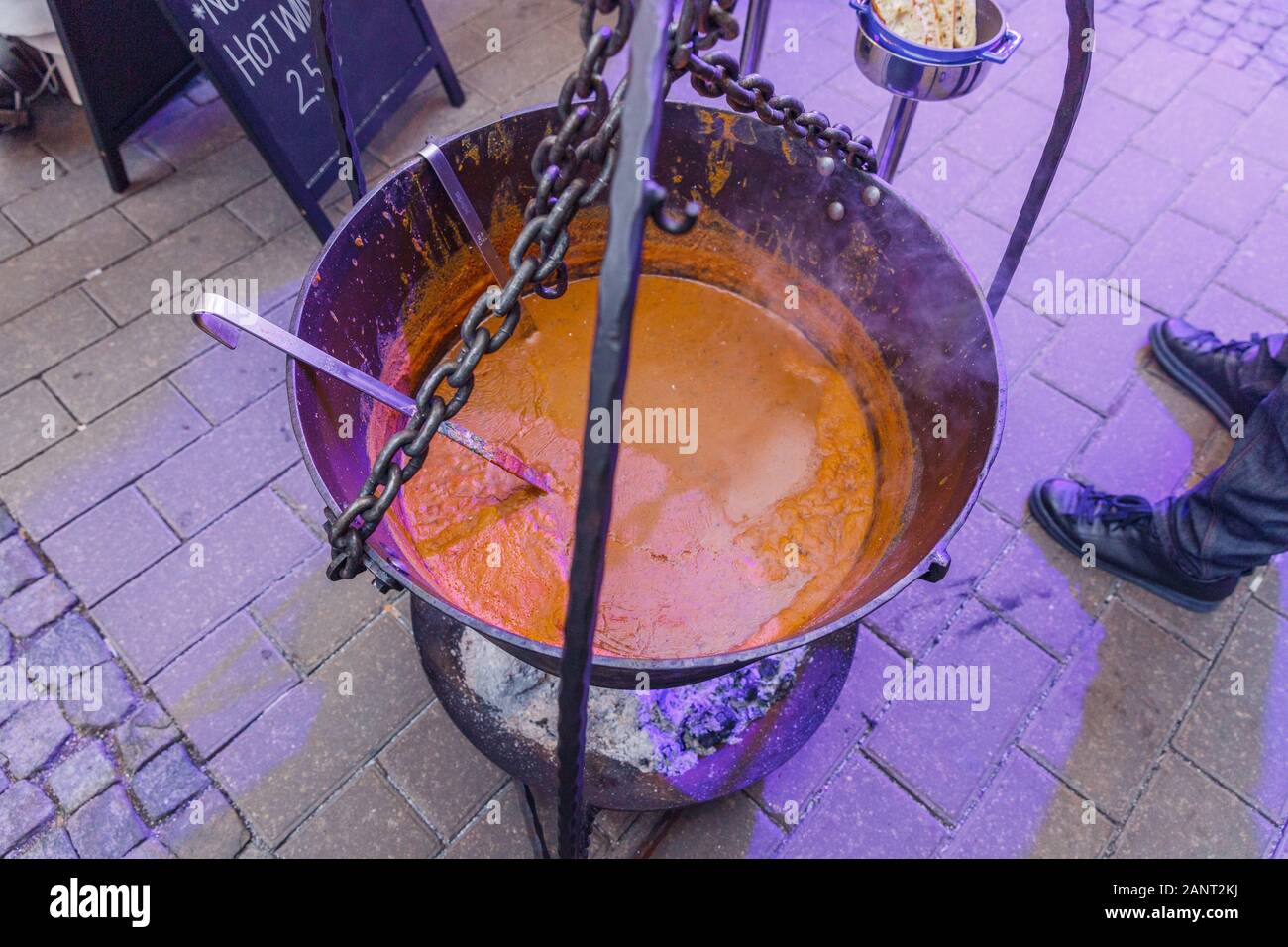 Stadt Riga, Lettland. Street Restaurant Food Festival. Die Suppe wird auf offenem Feuer gekocht. 18.01.2020 Stockfoto