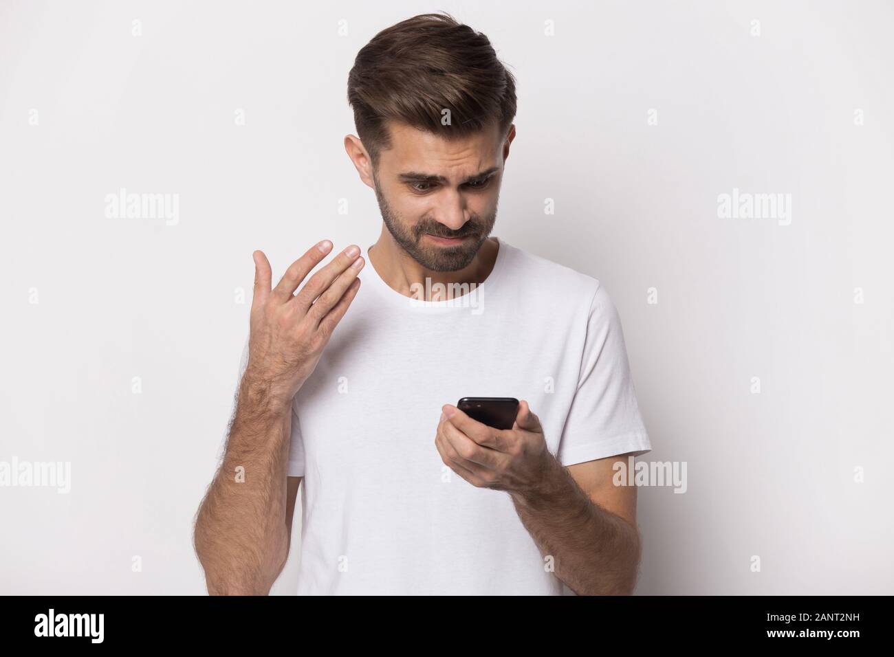 Tausendjährige Kerl durch Probleme mit der drahtlosen Verbindung gestört. Stockfoto