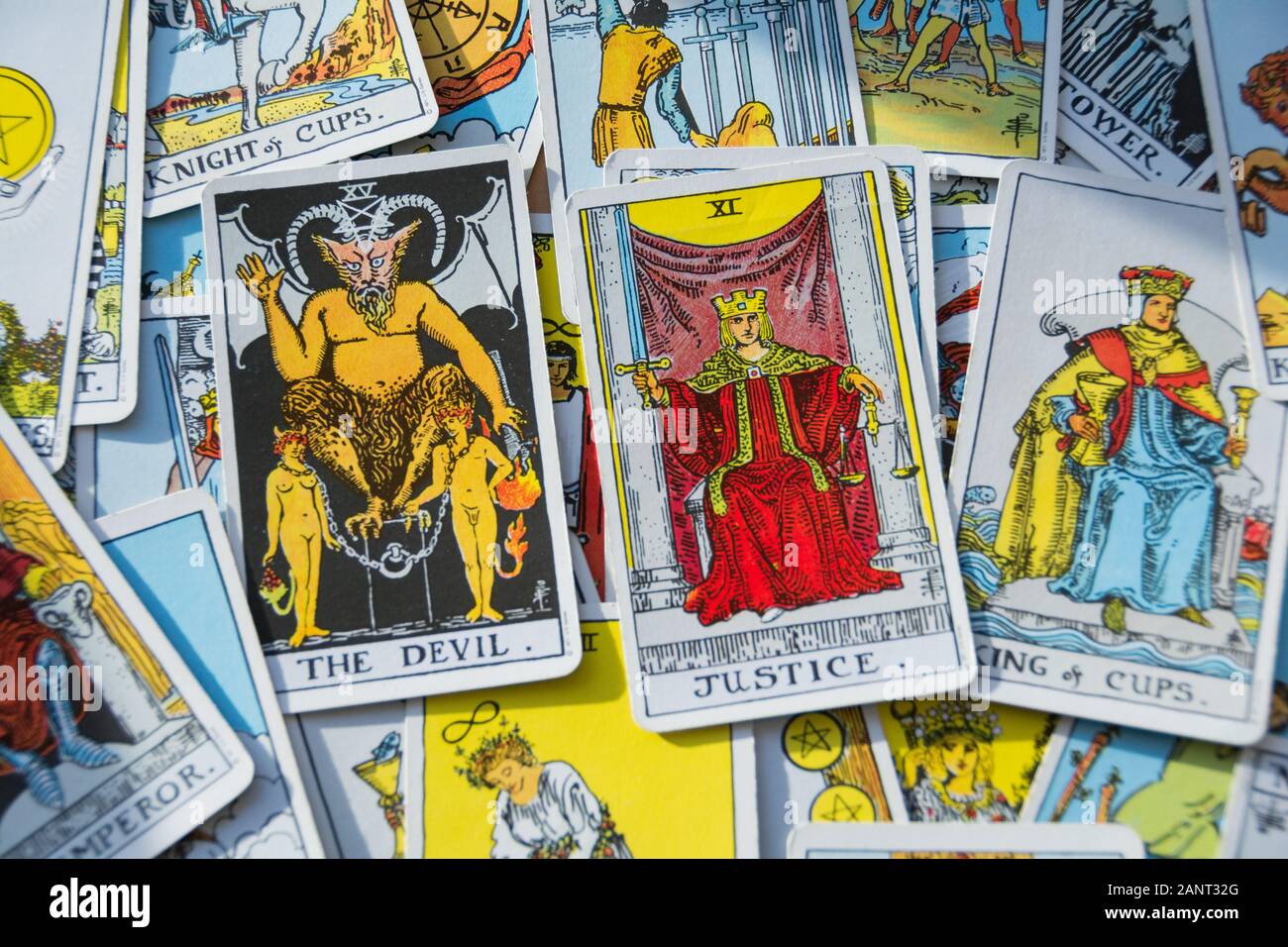 Bunte Tarot Karten Stockfotografie Alamy