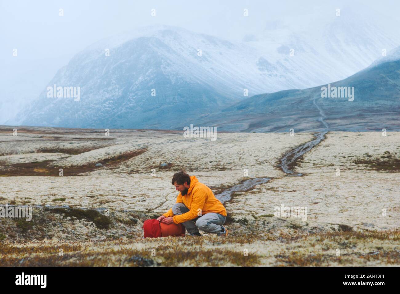 Reisende Menschen packen Rucksack Gang in die Berge reisen Ferien Abenteuer im Freien Wanderung in der Tundra aktiven Lebensstil Rondane Nationalpark neblige Landschaft noch Stockfoto