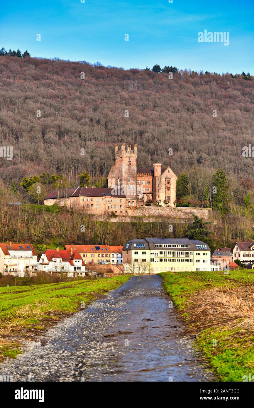 Gut erhaltene und bewohnte mittelalterliche Deutsche Hill Burg namens "ittelburg', in Odenwald in der deutschen Stadt Neckarsteinach Stockfoto