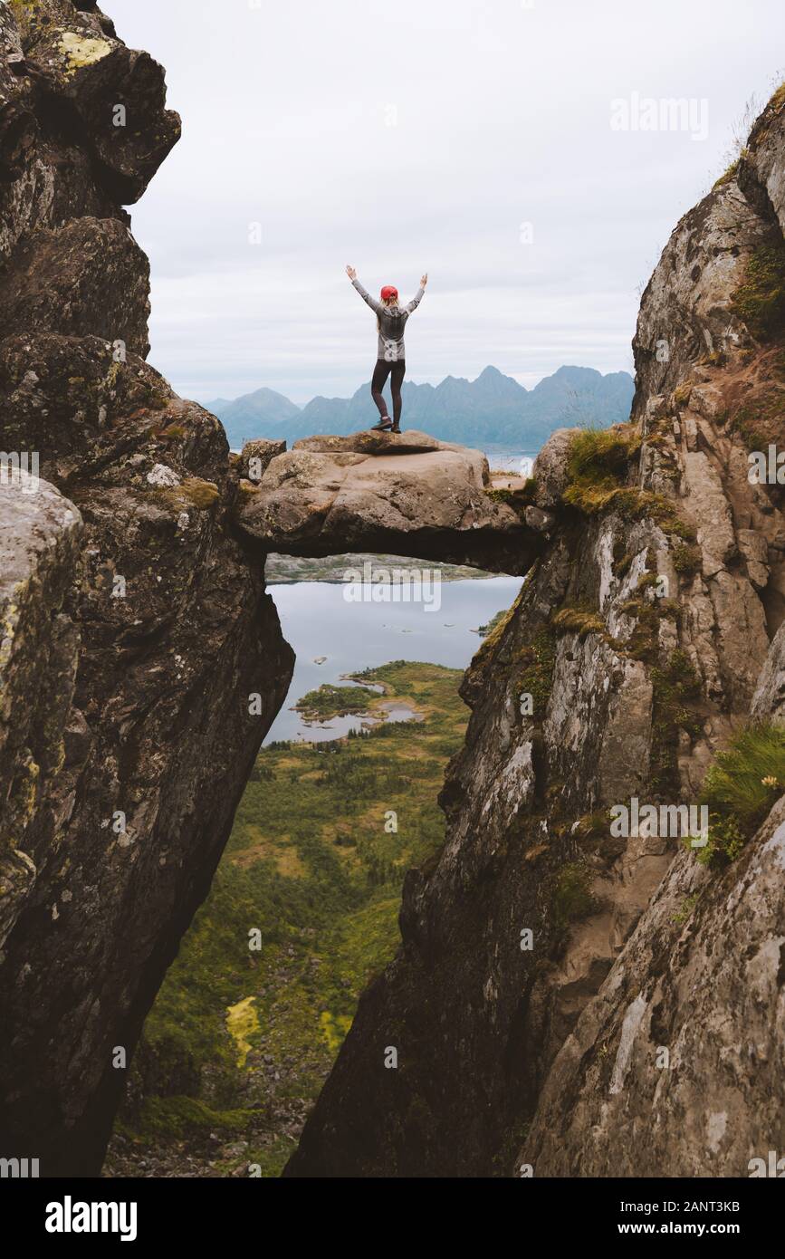 Tapfere Frau Reisende steht auf einem Hängestein zwischen Felsen Abenteuer Urlaub gesunde Lebensweise Wandern Outdoor-Erfolgsbilanz Konzept Stockfoto