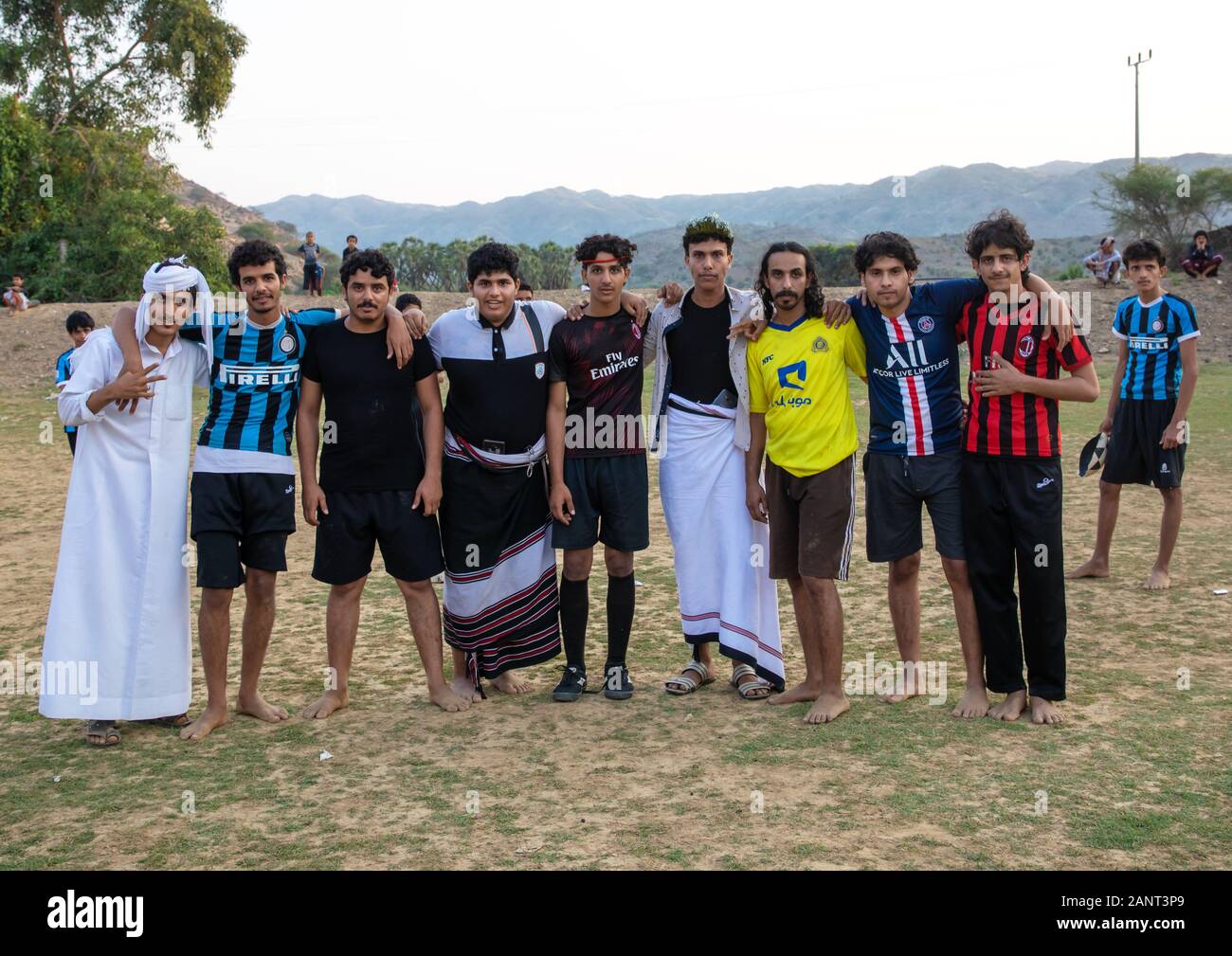 Saudi junge Männer Fußball spielen, Provinz Jizan Alaydabi, Saudi-Arabien Stockfoto