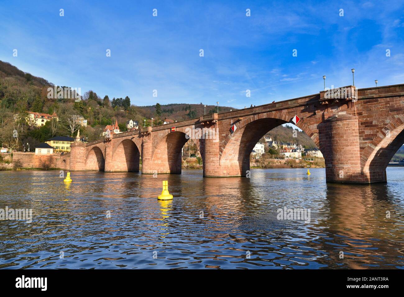 Karl Theodor Brücke, auch bekannt als die Alte Brücke, genannt "Alte Brücke in deutscher Sprache, eine Bogenbrücke in Stadt Heidelberg in Deutschland, quert den Neckar Stockfoto