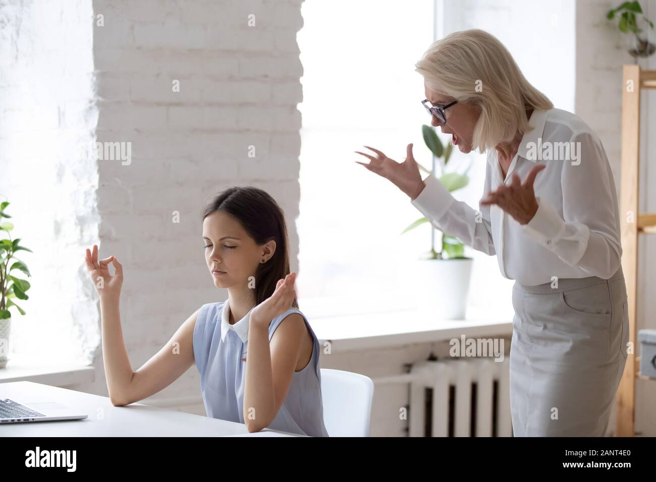 Während boss schreien Mitarbeiter am Arbeitsplatz Schreibtisch sitzen Meditieren Stockfoto