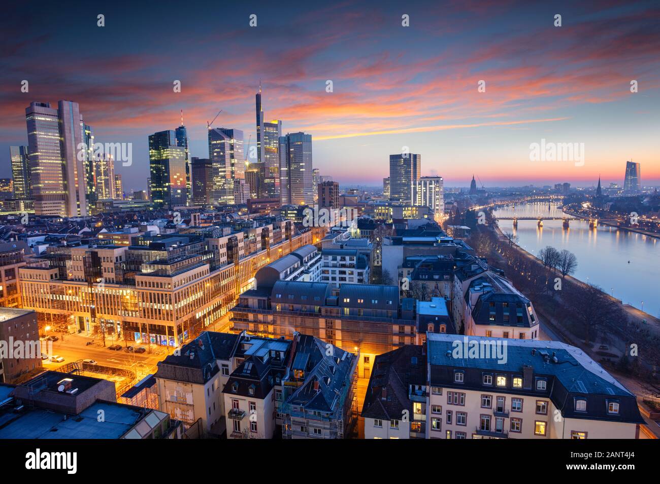Frankfurt am Main, Deutschland. Antenne Stadtbild Bild der Frankfurter Skyline während der schönen Sonnenaufgang. Stockfoto