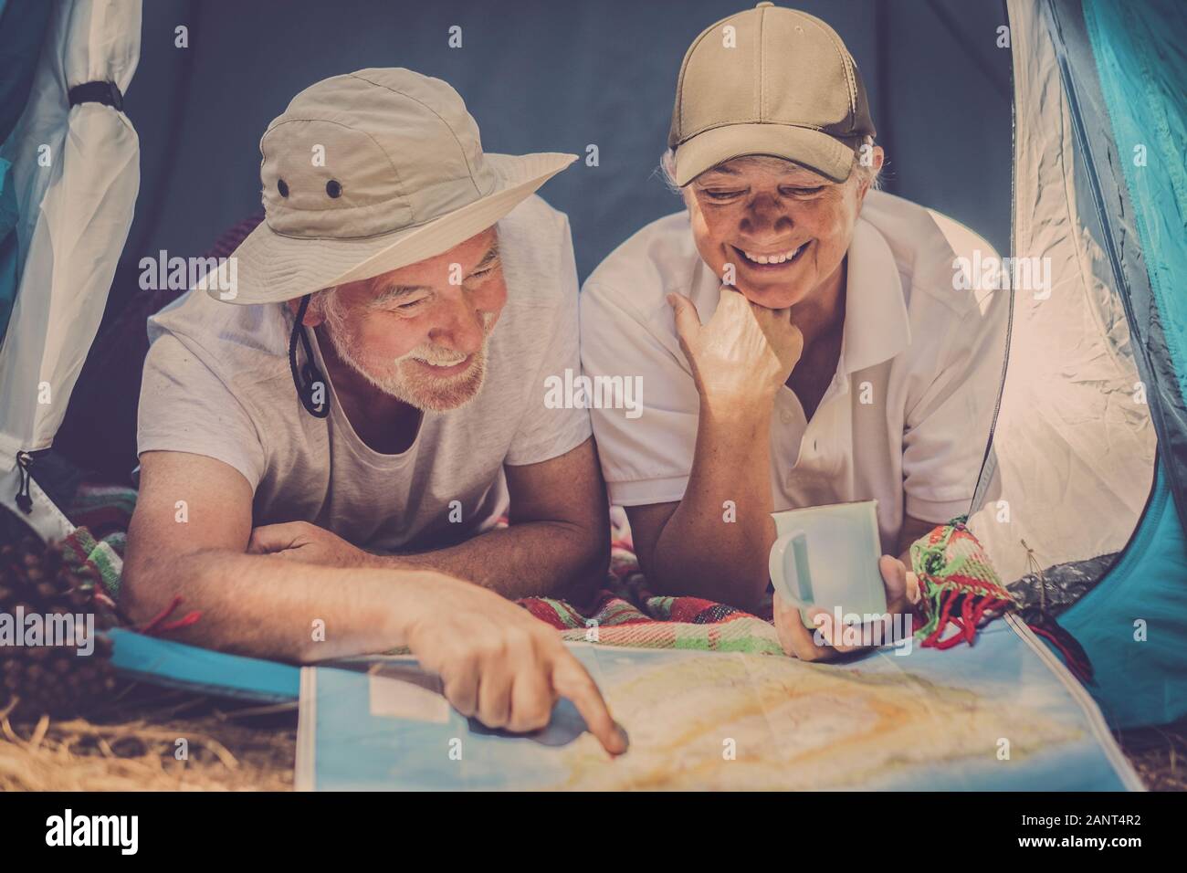 Gerne Älterer Reisender Menschen zusammen, die eine Karte auf Papier der nächste Urlaub Reiseziel - wanderlust keine Altersgrenze Lebensstil zu wählen c Stockfoto