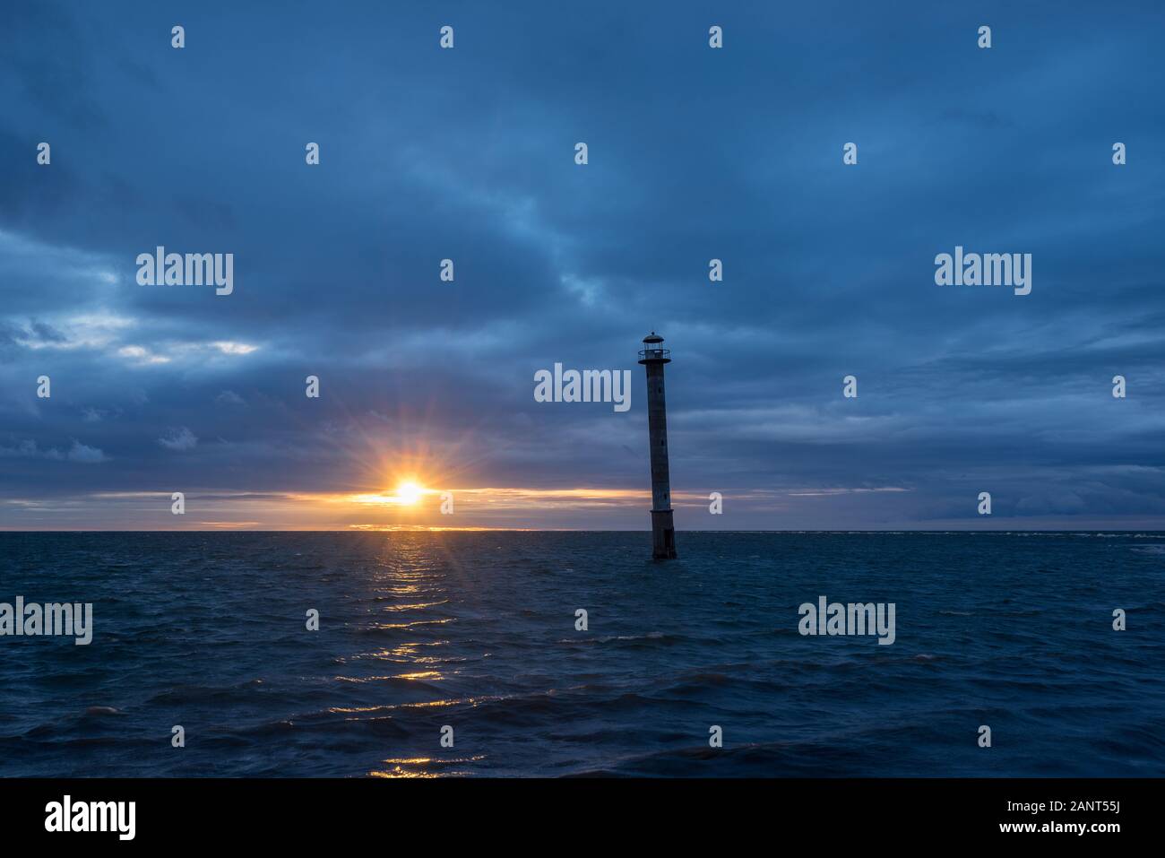 Skew Leuchtturm an der Ostsee. Kiipsaar, Harilaid, Saaremaa, Estland, Europa. Stockfoto