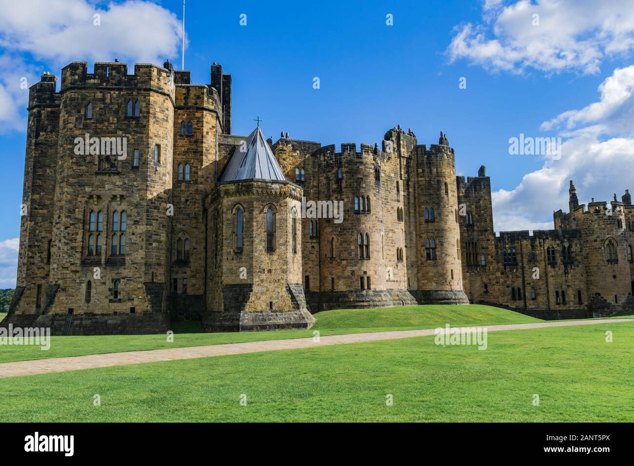 Alnwick Castle. Äußere Bailey und Kapelle, Northumberland, England. Stockfoto