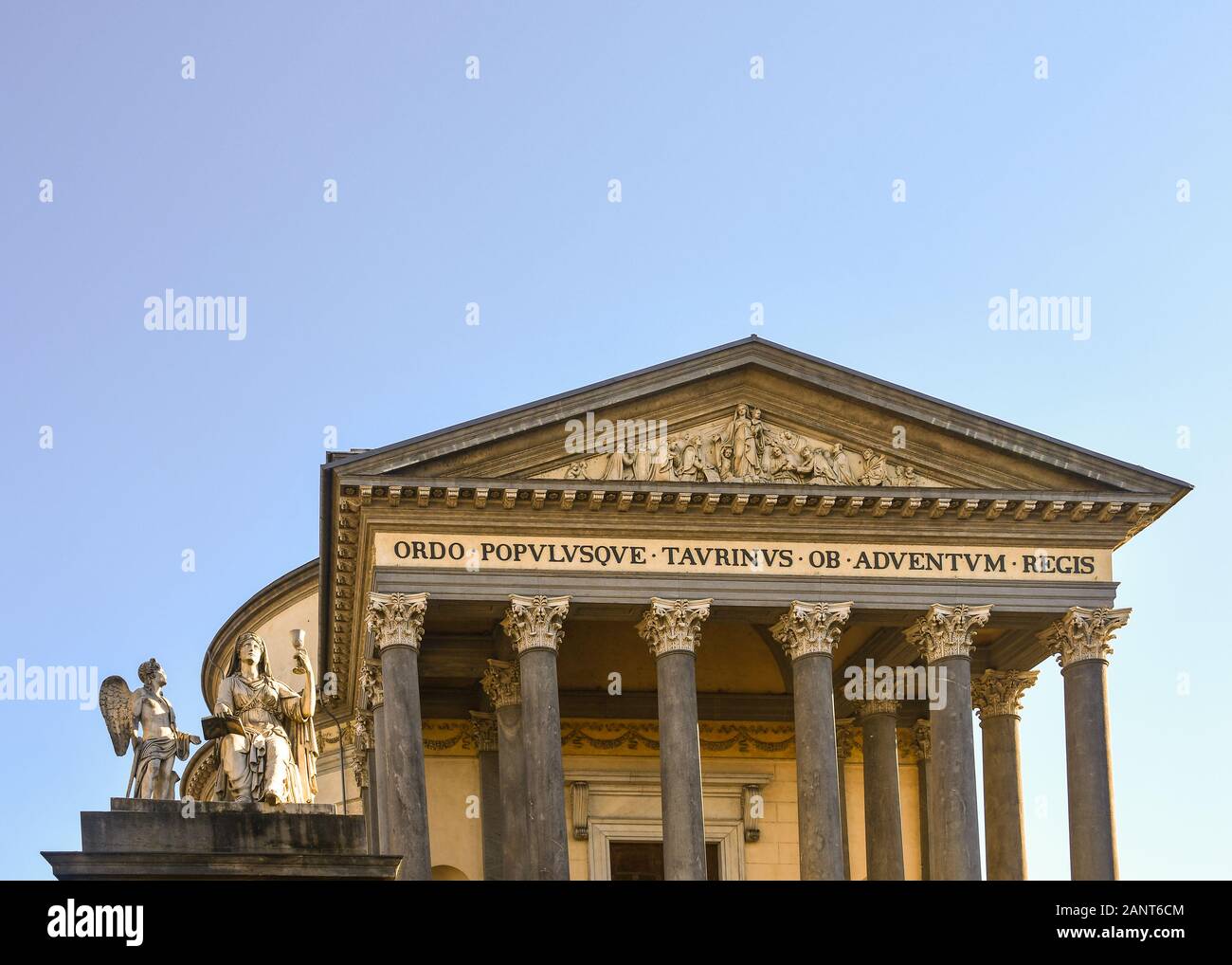 Oben an der neoklassizistischen Fassade der Kirche von Gran Madre di Dio in Borgo Po Bezirk mit der Statue des Glaubens, Turin, Piemont, Italien Stockfoto