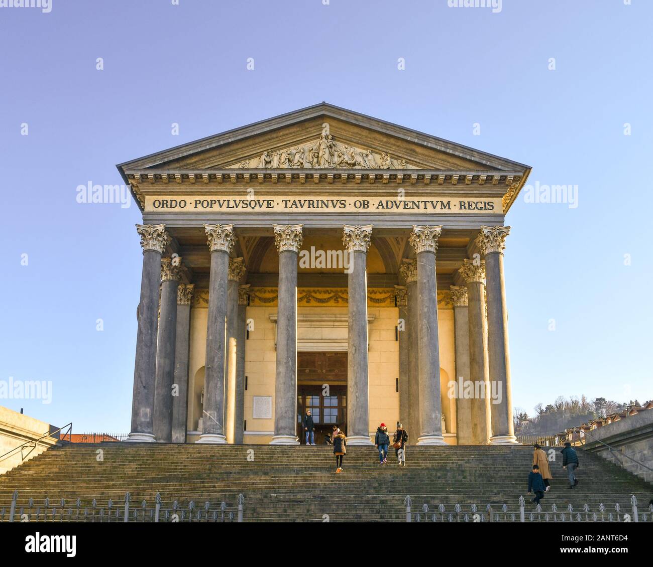 Die neoklassische Fassade und Eingang Treppenhaus der Kirche von Gran Madre di Dio in Borgo Po Bezirk mit Menschen und Touristen, Turin, Piemont, Italien Stockfoto