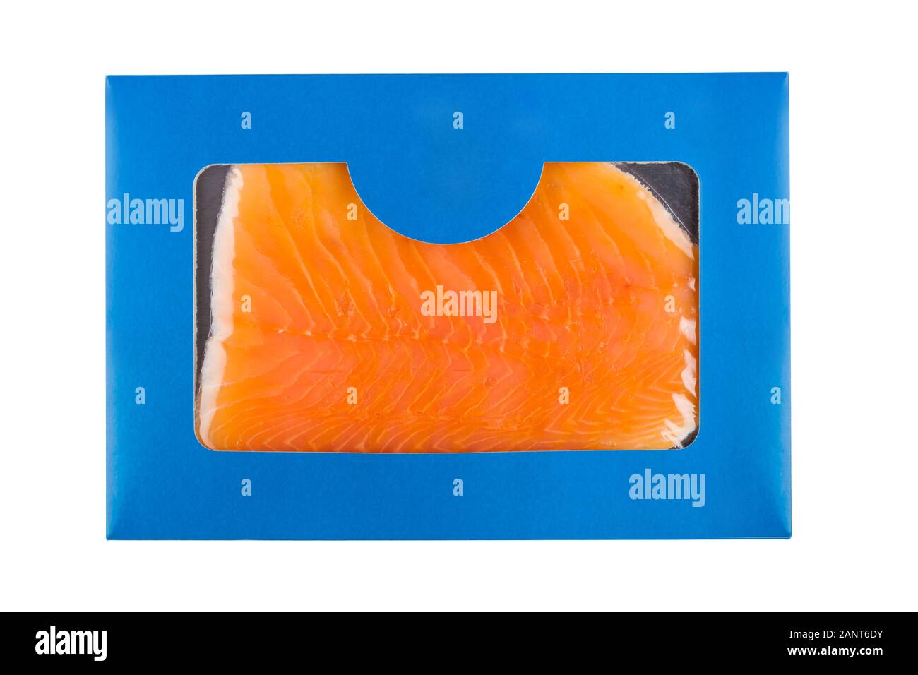 Blaue Packung von frischem Lachs in Scheiben auf Weiß. Stockfoto