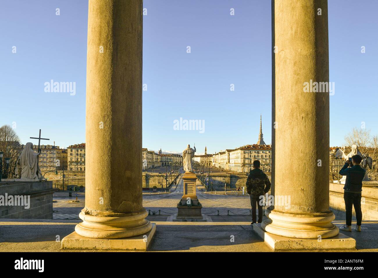 Stadtbild von der Kolonnade der Kirche von Gran Madre di Dio mit der Statue und die Brücke zu Vittorio Emanuele, Turin, Piemont, Italien Stockfoto