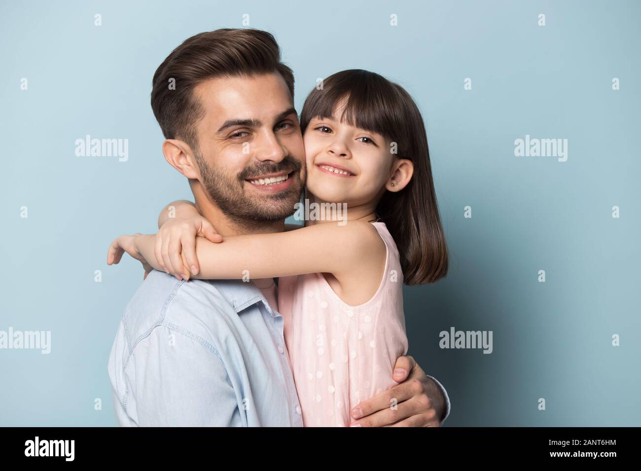 Wenig Vorschule Mädchen umarmt glücklich, junger Vater. Stockfoto