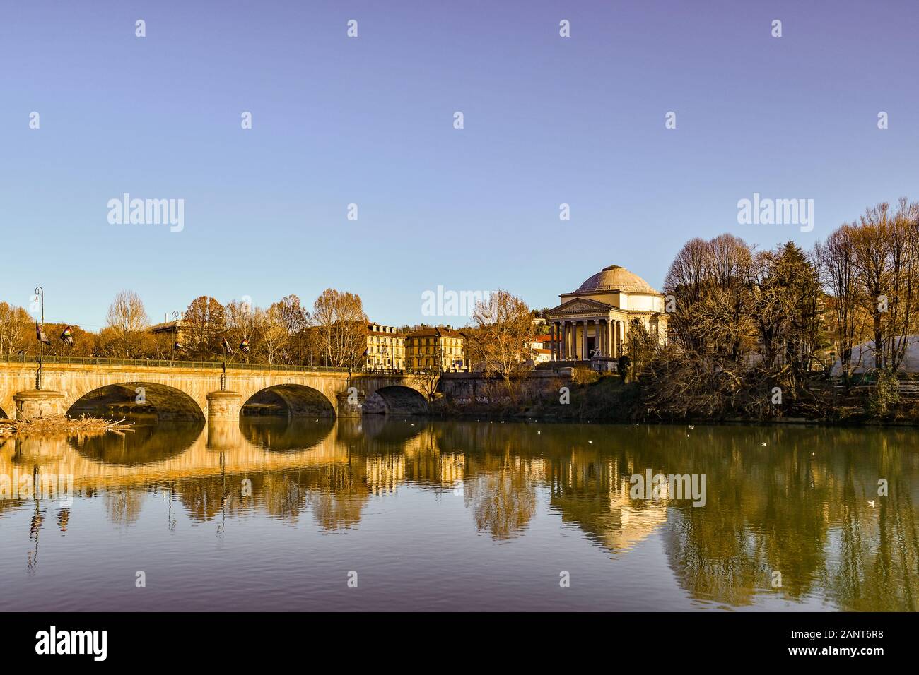 Einen malerischen Blick auf den Fluss Po mit der Vittorio Emanuele I Brücke und die Kirche "Gran Madre di Dio an einem sonnigen Wintertag, Turin, Piemont, Italien Stockfoto