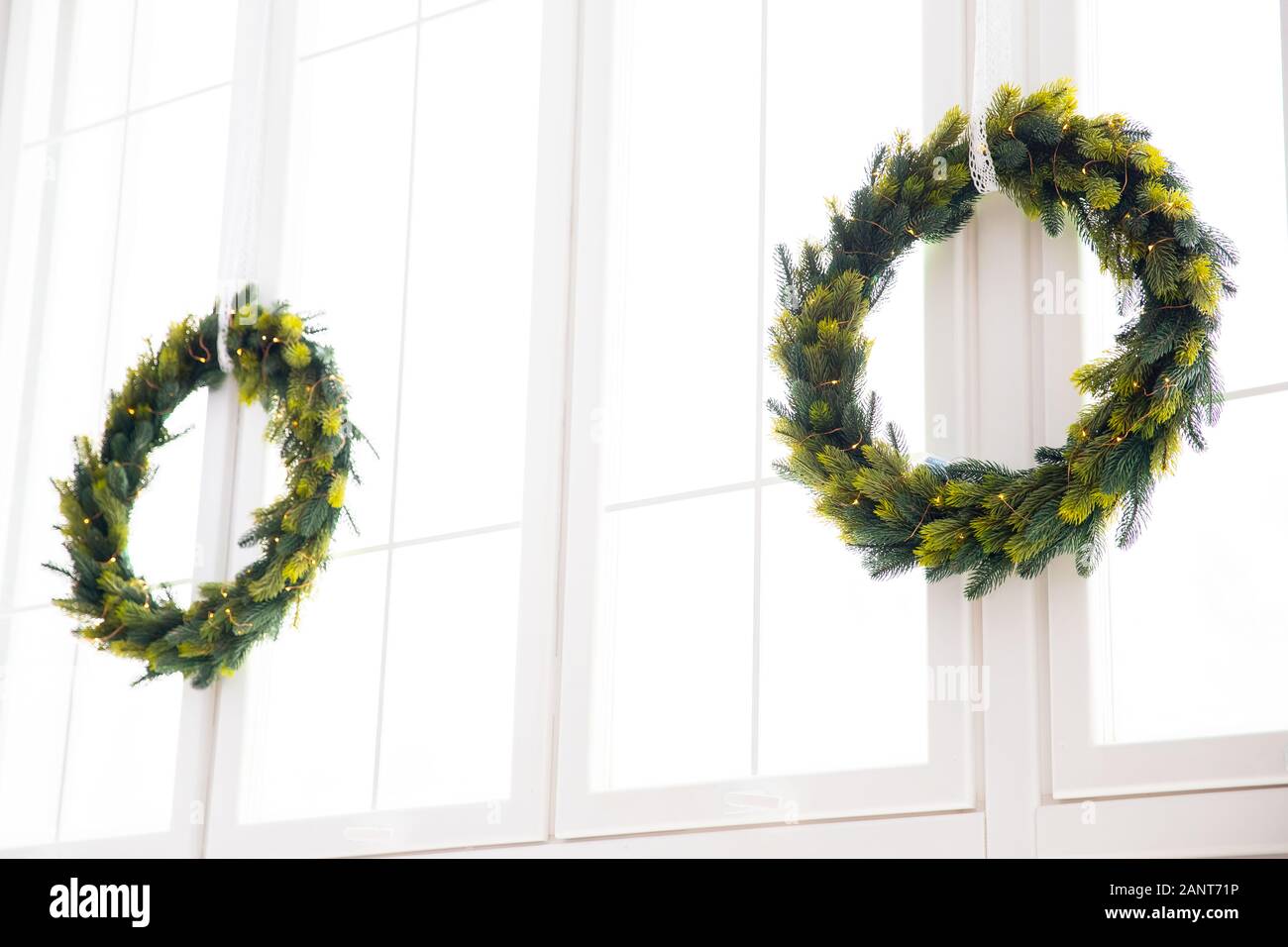Dekor Weihnachten Kranz an den weißen Fenster, Urlaub Dekoration Stockfotografie