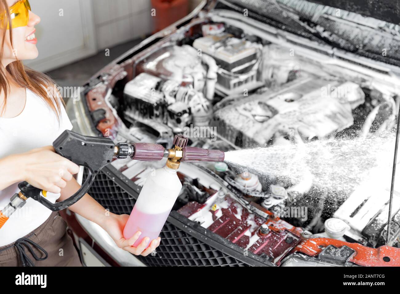 Auto Service Details waschen, Spray Schaum reinigen Motor von Schmutz Stockfoto