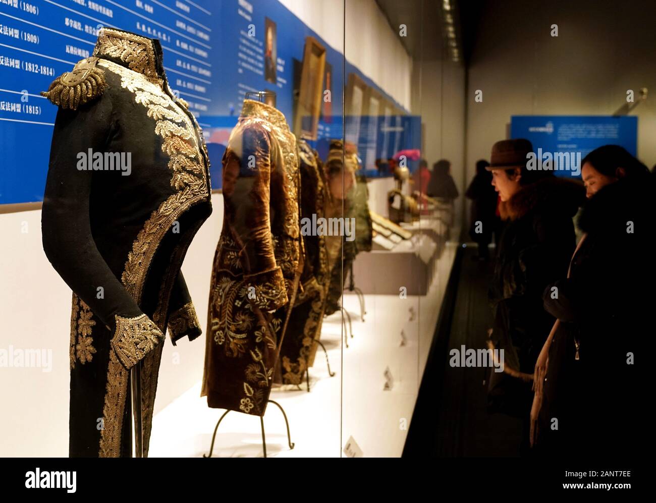 (200119) - ZHENGZHOU, Jan. 19, 2020 (Xinhua) - Leute schauen auf die Exponate einer Ausstellung über Napoleon Bonaparte in Zhengzhou, Hauptstadt der zentralchinesischen Provinz Henan, Jan. 16, 2020. Eine landesweite Ausstellung über Napoleon Bonaparte hat Zhengzhou, Hauptstadt der zentralchinesischen Provinz Henan eingegeben. Die 155 Sätze von 254 Reihen präsentiert beinhalten Gemälde, Skulpturen, Kleidung und Objekte zu Napoleon Bonaparte. Kulturelle Relikte wie der Code Napoléon, Napoleons persönliche Briefe und Frankreich den ersten Sino-French Wörterbuch sind auch auf Anzeige. Die Ausstellung, die die UPS ein Stockfoto