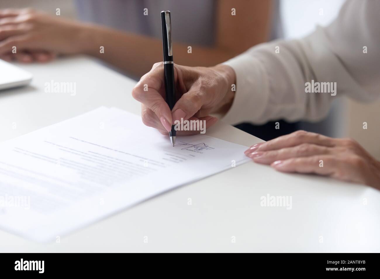 Nahaufnahme weibliche Hand unterzeichnen Vertrag rechtliches Dokument Stockfoto